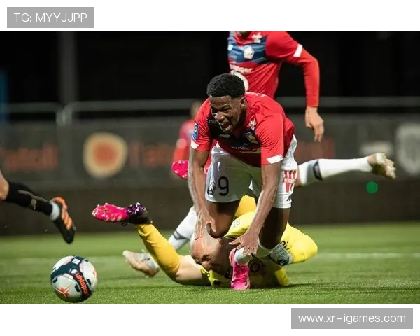 诺丁汉森林门将扑出点球后振臂高呼,保级希望重燃