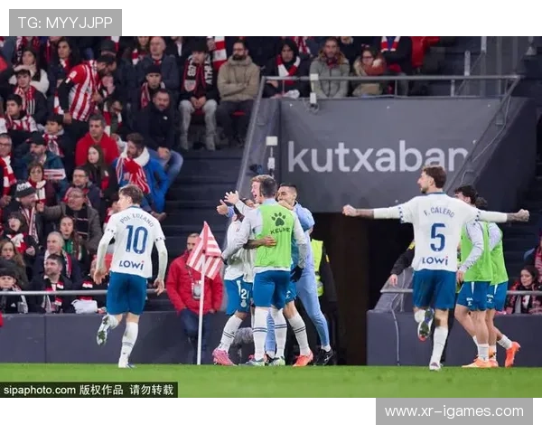 瓦伦西亚3-2西班牙人，杜罗、特拉茨、科默特先后破门